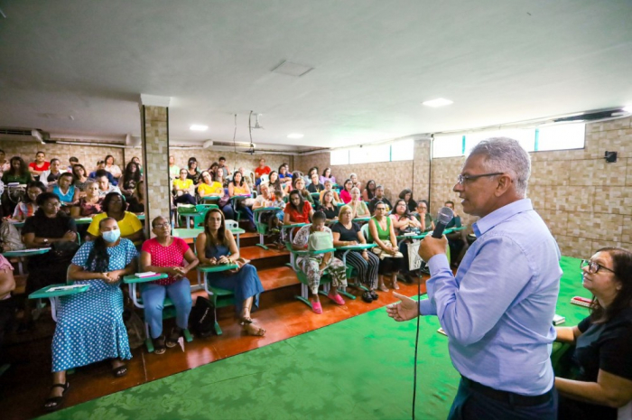 Prefeito Dinha participa de reunião com Gestores Escolares