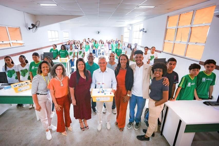 Prefeito Dinha realiza mais um sonho e inaugura duas salas de Robótica em escolas da Rede Municipal
